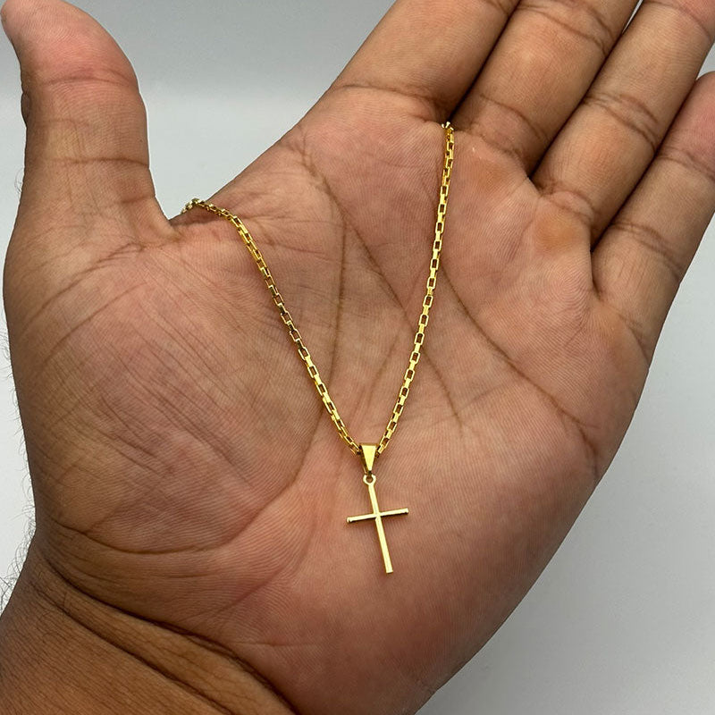 CORRENTE TIJOLINHO 1,5MM - 70CM + PINGENTE CRUZ PALITO PEQUENA - 2,5CM (BANHADO A OURO 18K)