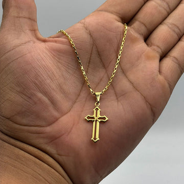 CORRENTE TIJOLINHO 1,5MM - 70CM + PINGENTE CRUZ VAZADA DE 3 PONTAS (BANHADO A OURO 18K)