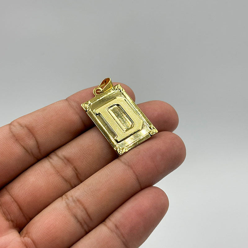 PINGENTE LETRA D NA CHAPA - BANHADO A OURO 18K