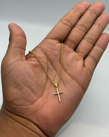 CORRENTE ELO PORTUGUÊS 2MM - 70CM + PINGENTE CRUZ PALITO PEQUENA - 2,5CM (BANHADO A OURO 18K)