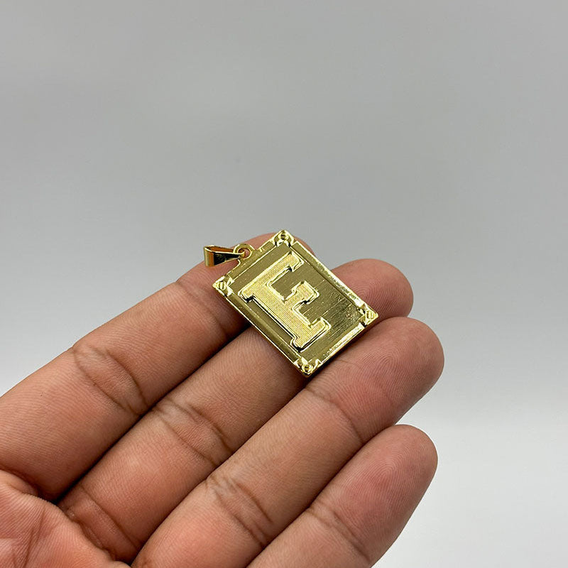 PINGENTE LETRA F NA CHAPA - BANHADO A OURO 18K