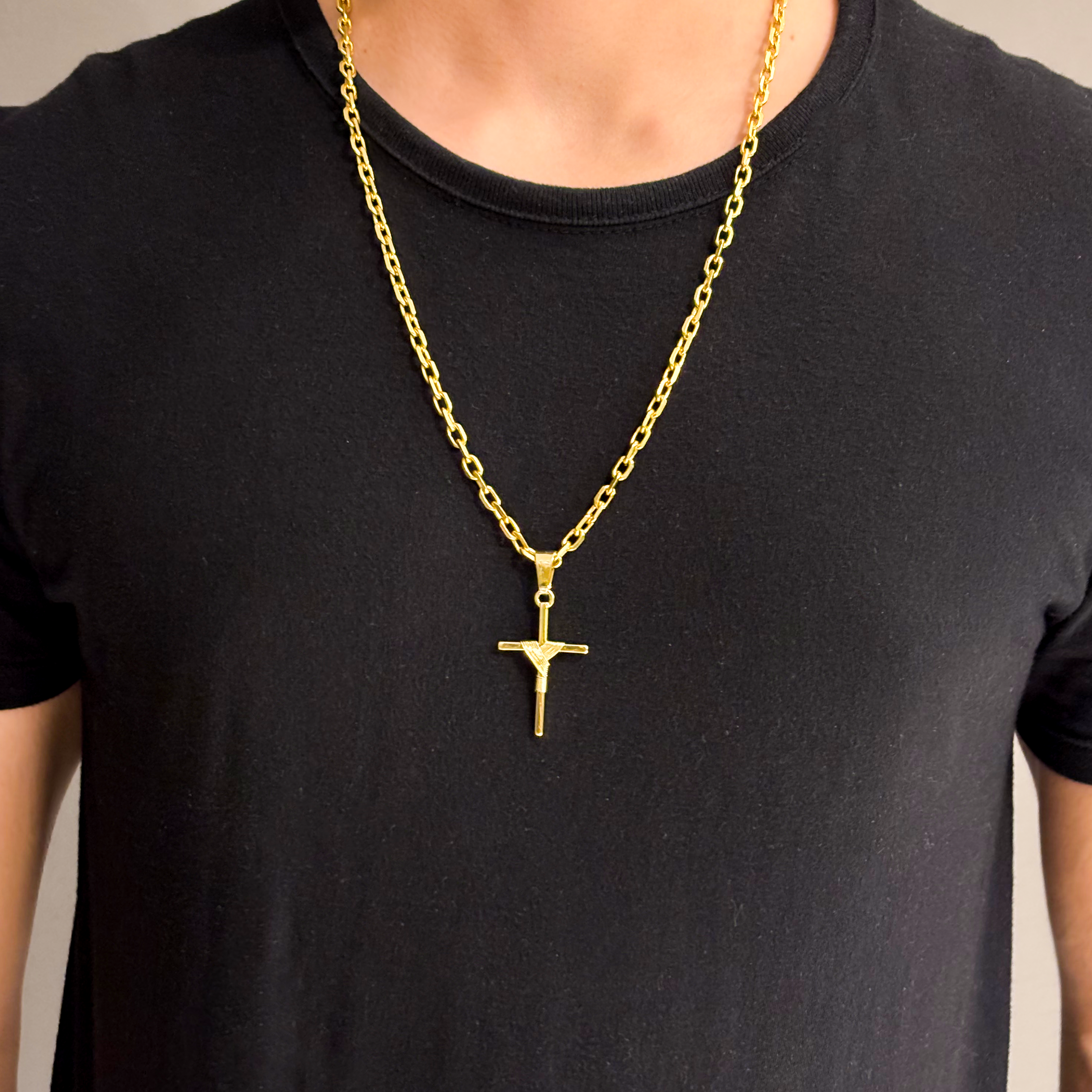 CORRENTE CADEADO DE QUINA 5MM - 70CM (FECHO BOMBA) + PINGENTE CRUZ ENROLADA ROBUSTA P - 4X2,5CM - BANHADO A OURO 18K