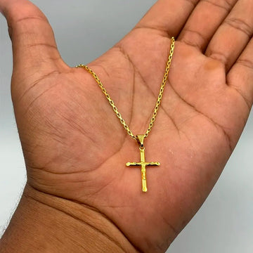 CORRENTE TIJOLINHO 1,5MM - 70CM + PINGENTE CRUZ PONTEADA COM CRISTO - BANHADO A OURO 18K