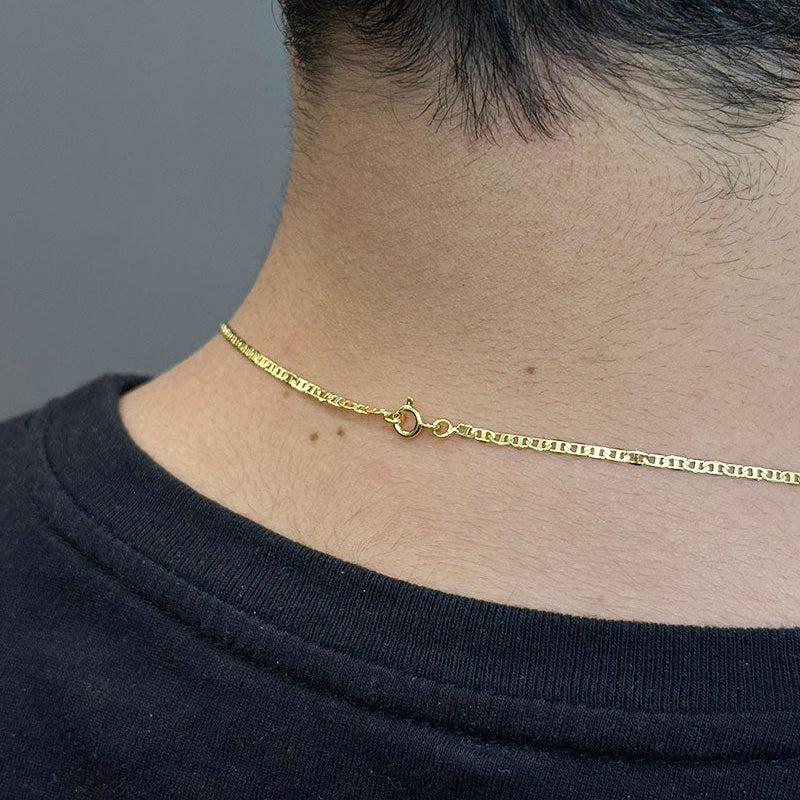 CORRENTE PIASTRINE 2MM - 70CM + PINGENTE CRUZ PALITO PEQUENA - 2,5CM (BANHADO A OURO 18K)