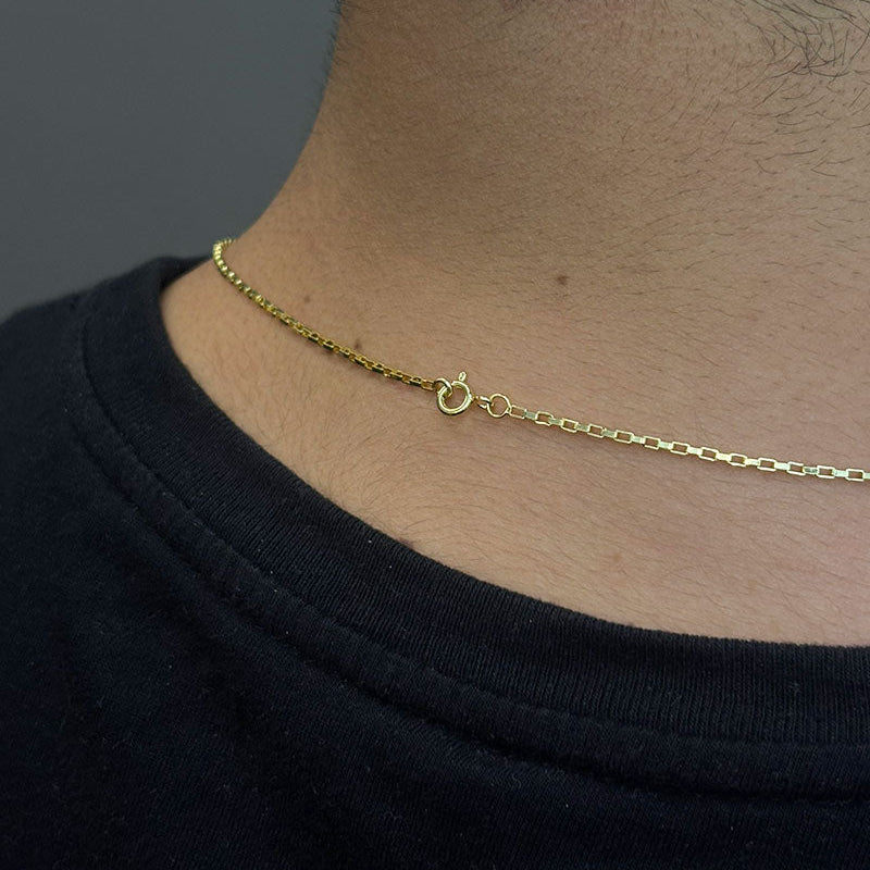CORRENTE TIJOLINHO 1,5MM - 70CM + PINGENTE CRUZ PALITO PEQUENA - 2,5CM (BANHADO A OURO 18K)