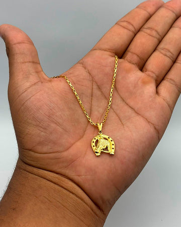 CORRENTE TIJOLINHO 1,5MM - 70CM + PINGENTE FERRADURA PEQUENA - 2x1,1cm - BANHADO A OURO 18K -