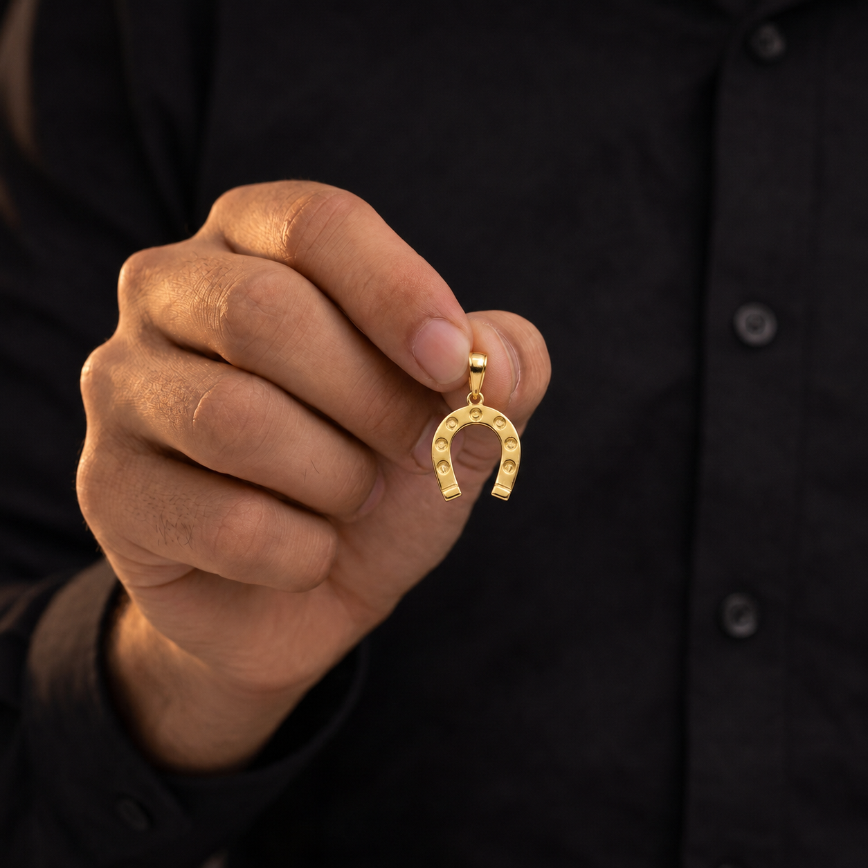 PINGENTE FERRADURA MACIÇA - BANHADO A OURO 18K