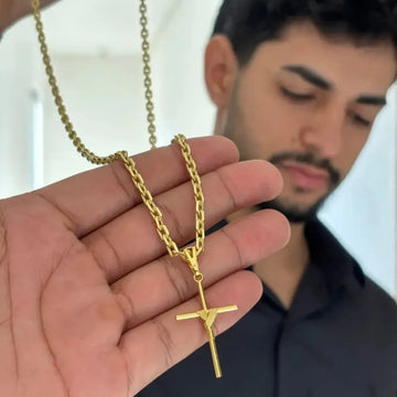 CORRENTE CADEADO DE QUINA 4MM - 70CM (FECHO BOMBA) + PINGENTE CRUZ ENROLADA MÉDIA (BANHADO A OURO 18K)