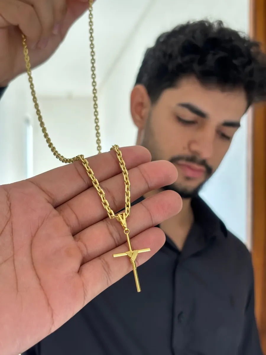 CORRENTE CADEADO DE QUINA 4MM - 70CM (FECHO BOMBA) + PINGENTE CRUZ ENROLADA MÉDIA (BANHADO A OURO 18K)