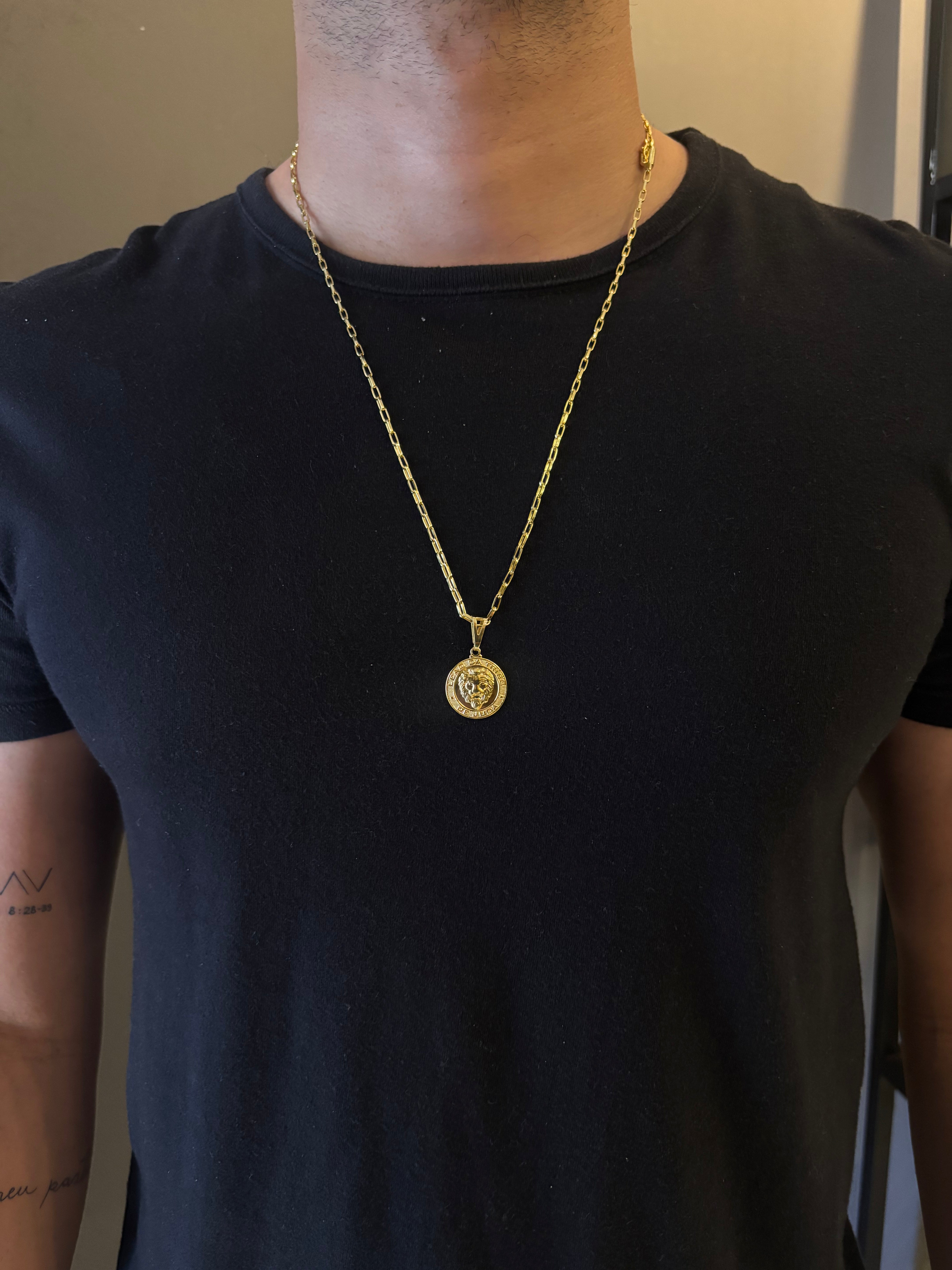 CORRENTE TIJOLINHO 2MM - 70CM + PINGENTE MEDALHA LEÃO DA TRIBO DE JUDÁ - BANHADO A OURO 18K