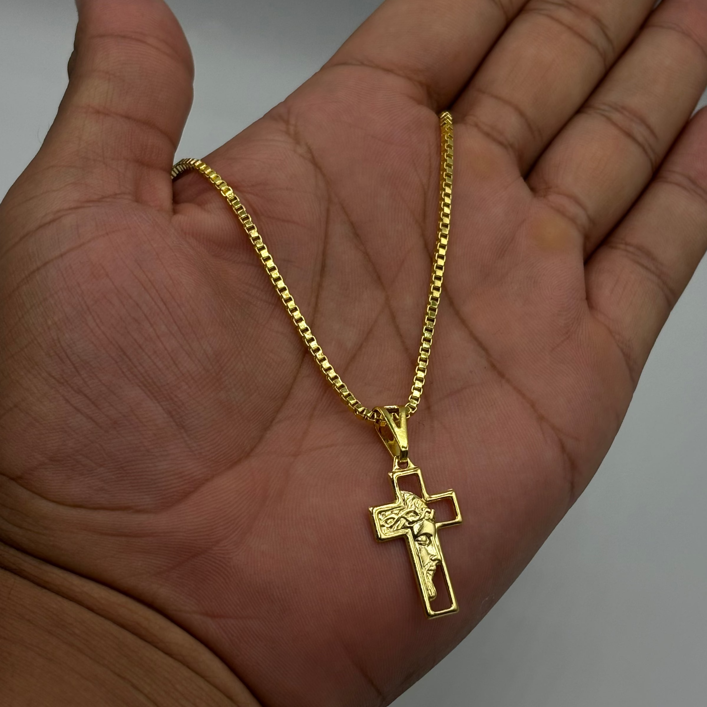 CORRENTE CUBINHO 2MM - 70CM + PINGENTE CRUZ VAZADA COM ROSTO DE CRISTO - BANHADO A OURO 18K