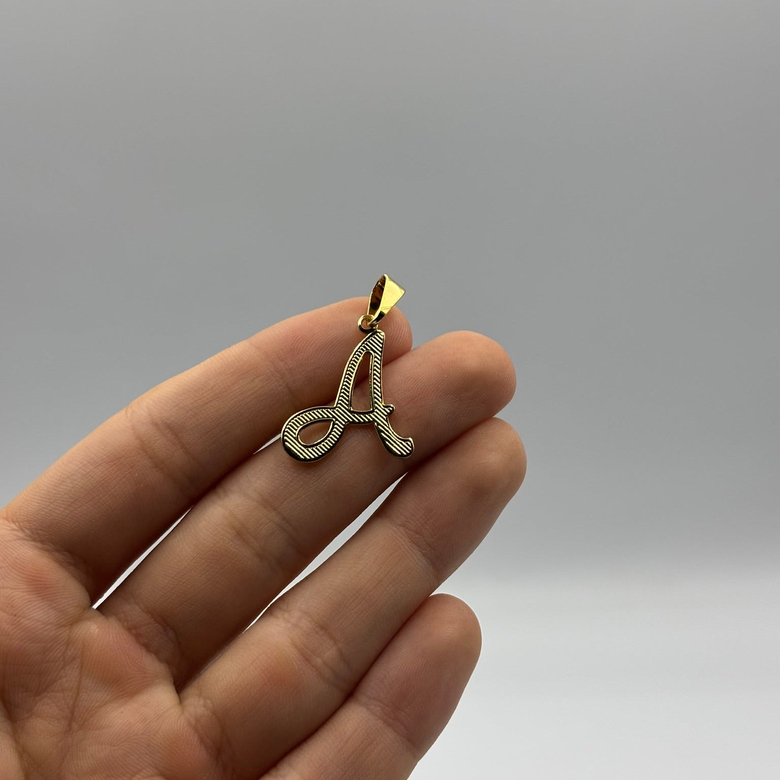 PINGENTE LETRA A VAZADA - BANHADO A OURO 18K