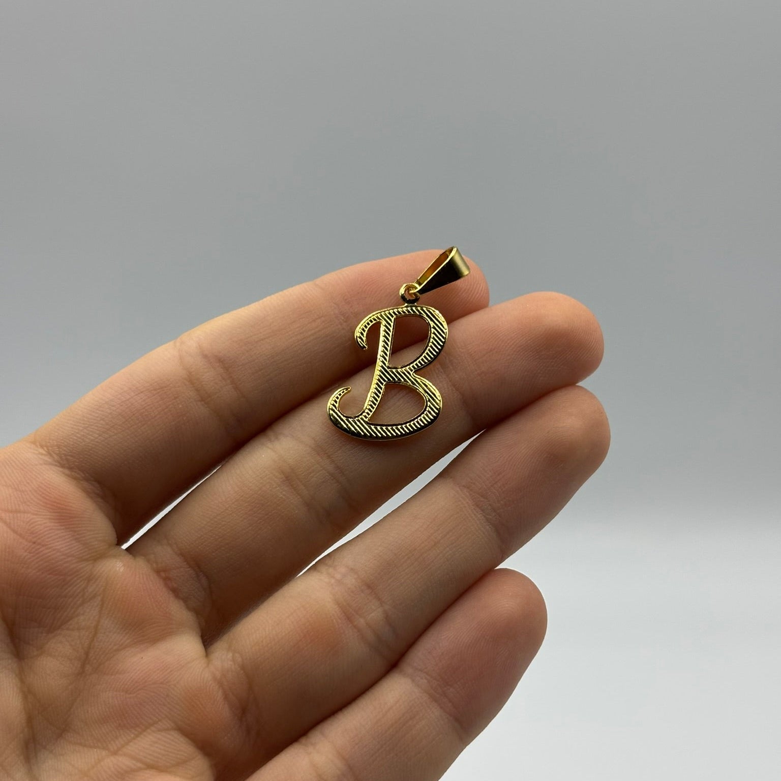 PINGENTE LETRA B VAZADA - BANHADO A OURO 18K