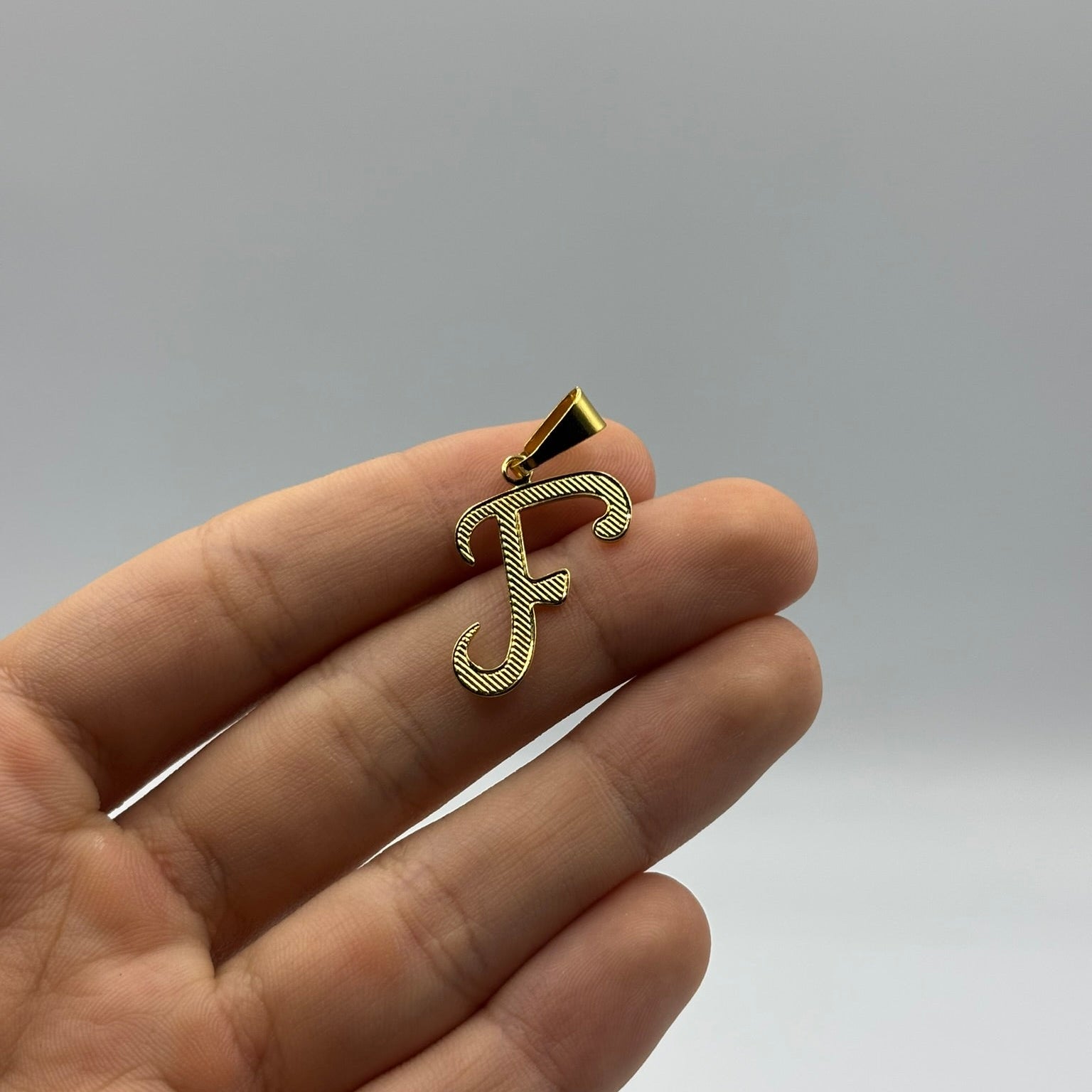 PINGENTE LETRA F VAZADA - BANHADO A OURO 18K