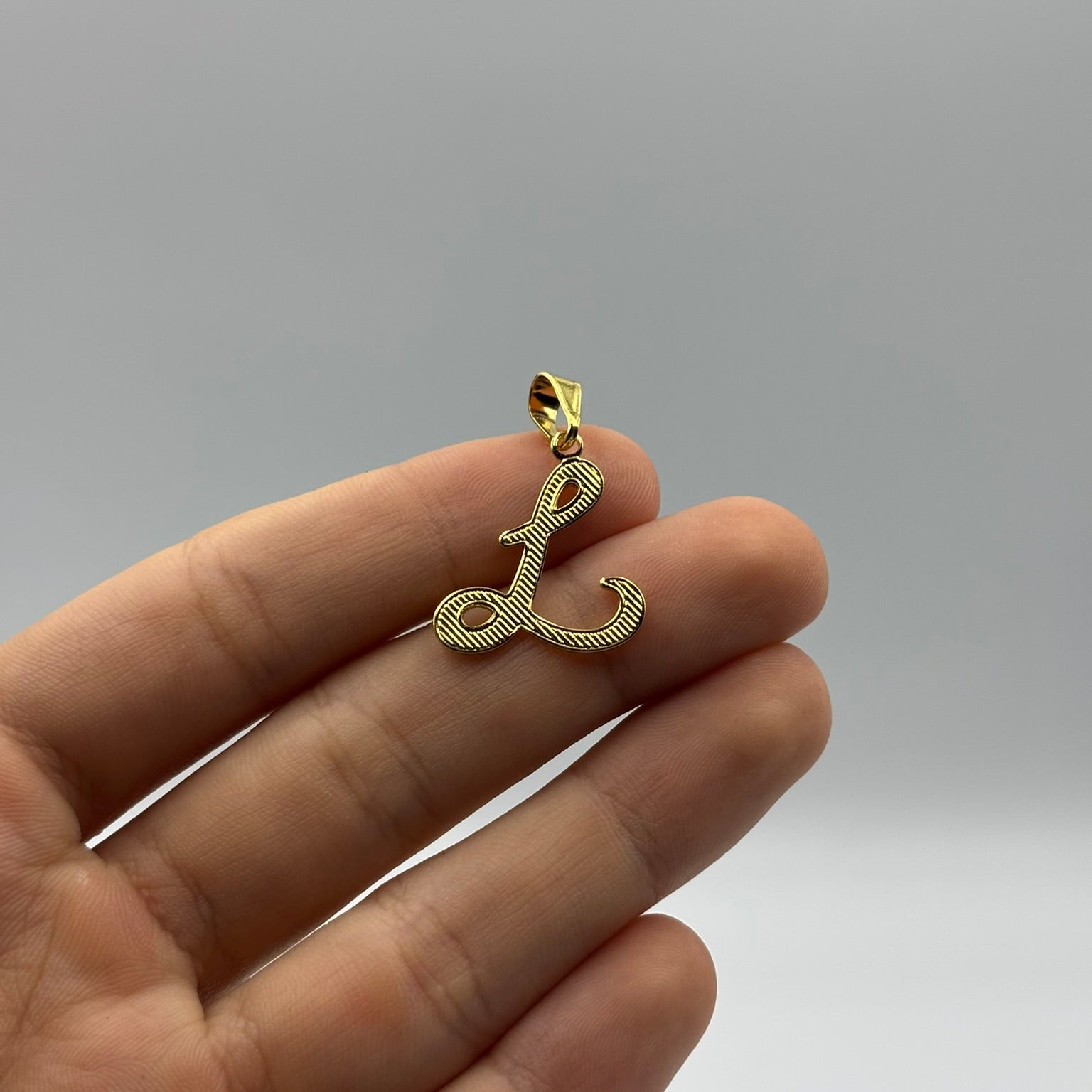 PINGENTE LETRA L VAZADA - BANHADO A OURO 18K