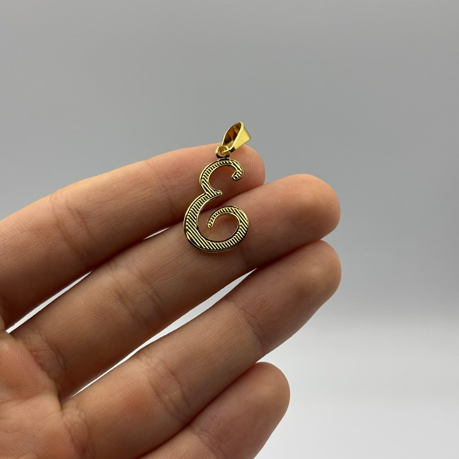 PINGENTE LETRA E VAZADA - BANHADO A OURO 18K