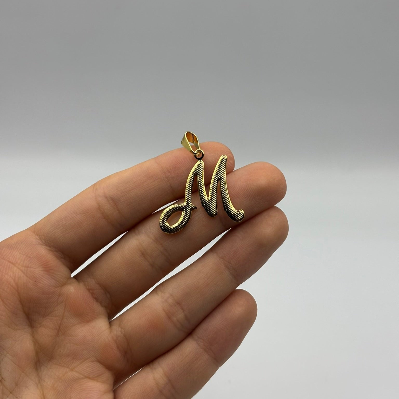 PINGENTE LETRA M VAZADA - BANHADO A OURO 18K