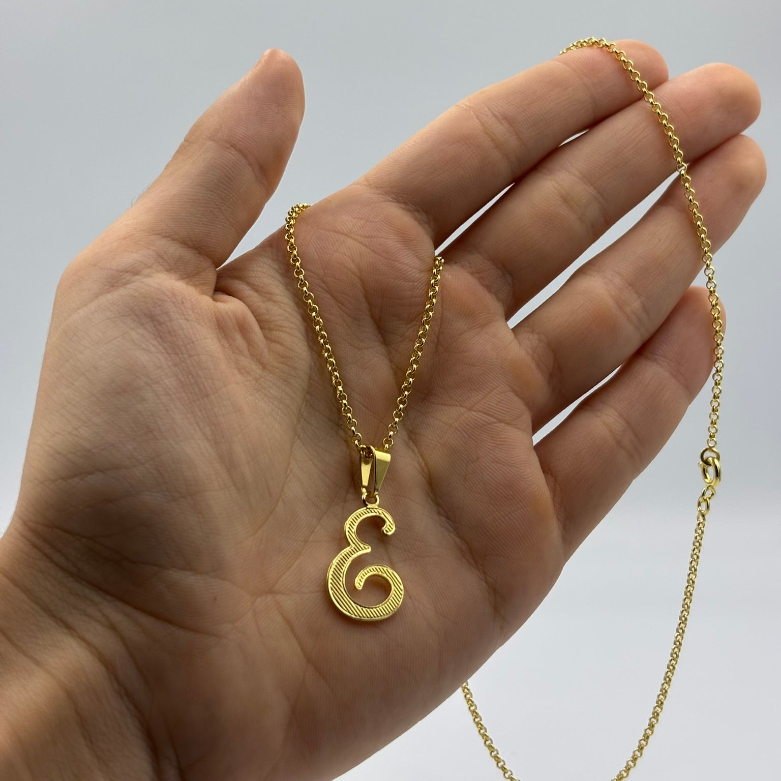 CORRENTE ELO PORTUGUÊS 2MM - 45CM + PINGENTE LETRA E VAZADA - BANHADO A OURO 18K