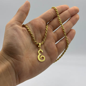 CORRENTE ELO BAIANO 2,5MM - 45CM + PINGENTE LETRA E VAZADA - BANHADO A OURO 18K