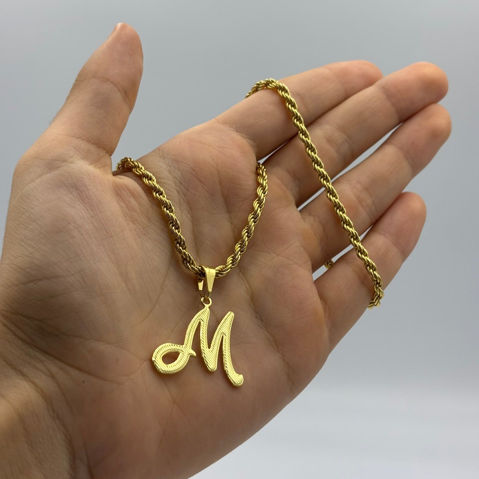 CORRENTE ELO BAIANO 2,5MM - 45CM + PINGENTE LETRA M VAZADA - BANHADO A OURO 18K