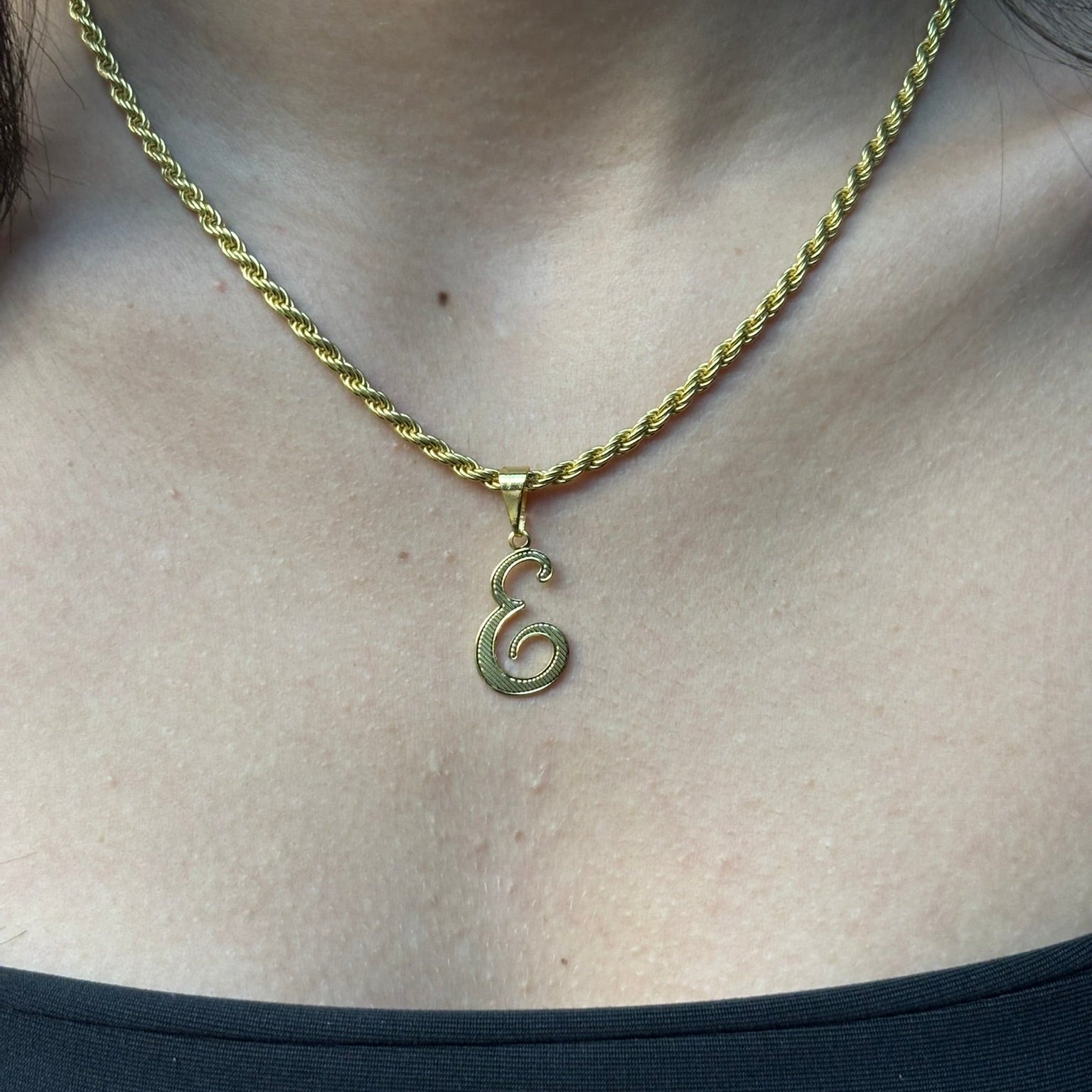 CORRENTE ELO BAIANO 2,5MM - 45CM + PINGENTE LETRA E VAZADA - BANHADO A OURO 18K