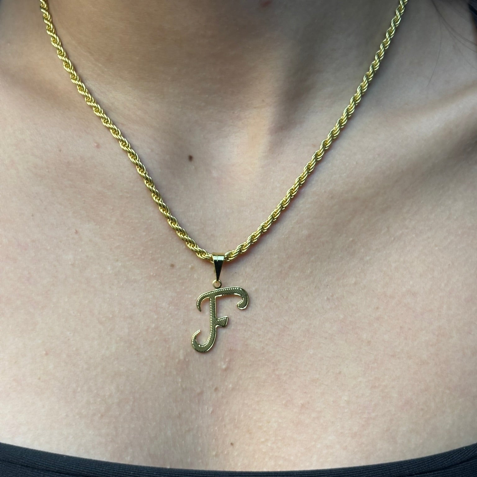 CORRENTE ELO BAIANO 2,5MM - 45CM + PINGENTE LETRA F VAZADA - BANHADO A OURO 18K