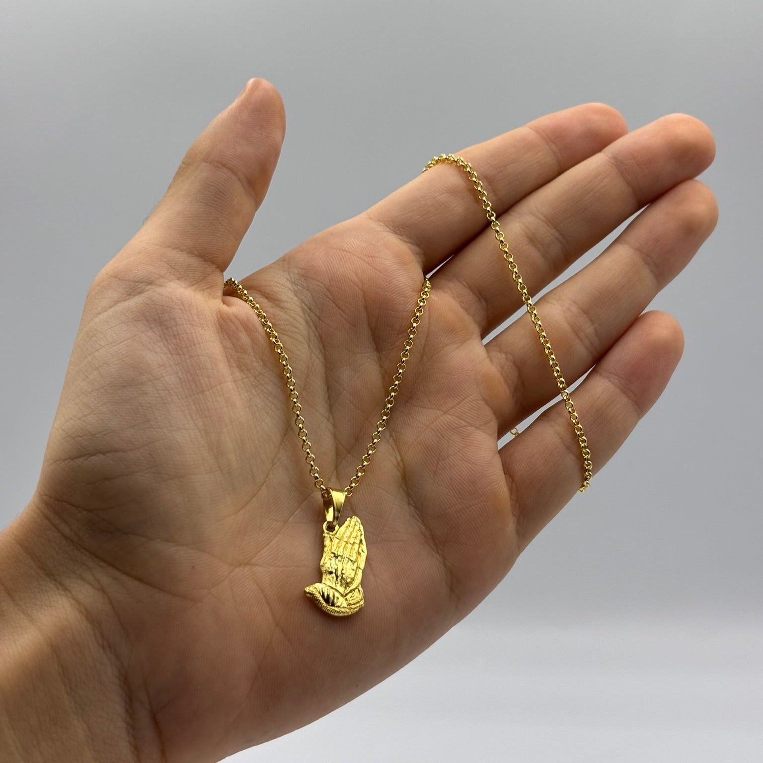 CORRENTE ELO PORTUGUÊS 2MM - 45CM + PINGENTE MÃOS DE FÉ CRAVEJADO (BANHADO A OURO 18K)