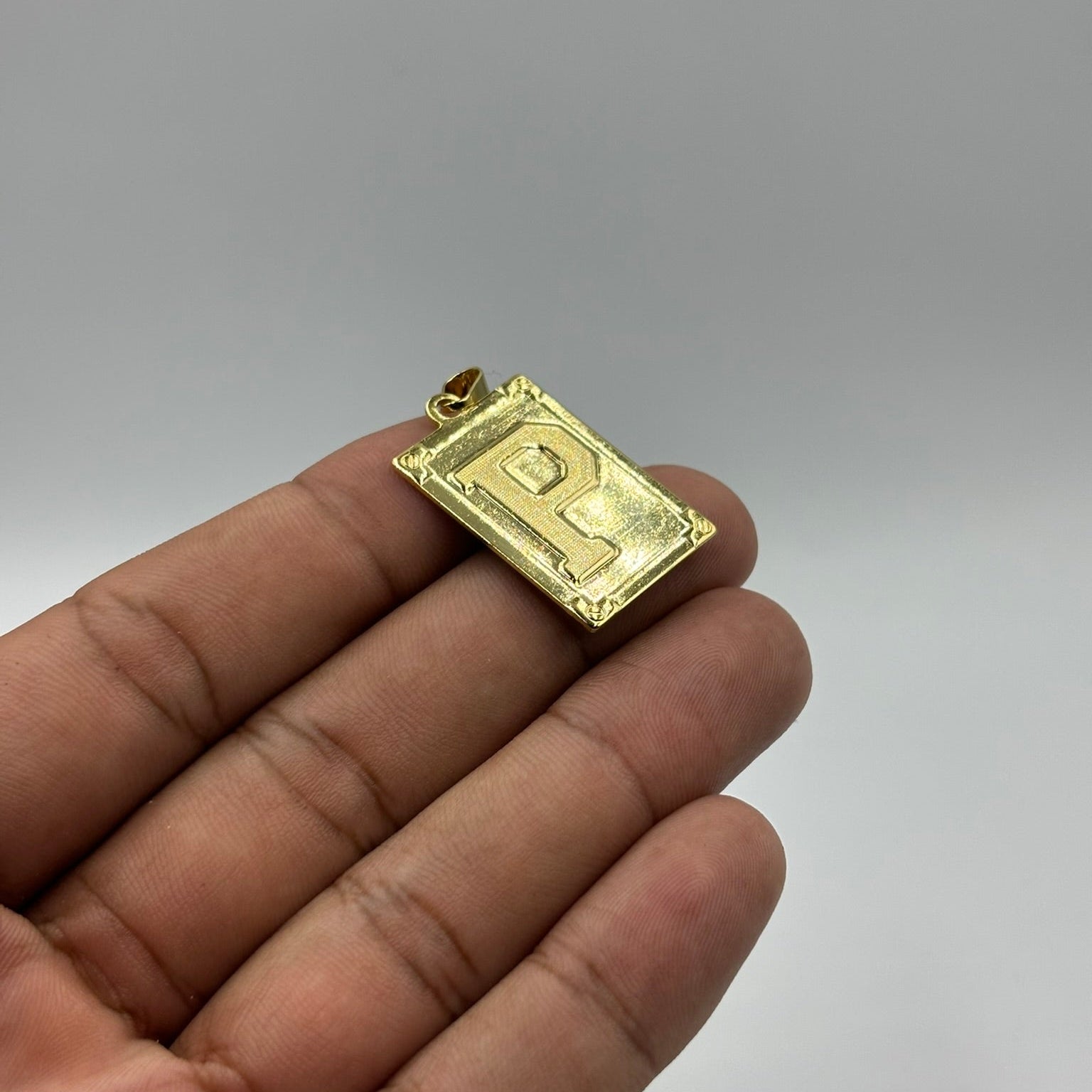 PINGENTE LETRA P NA CHAPA - BANHADO A OURO 18K