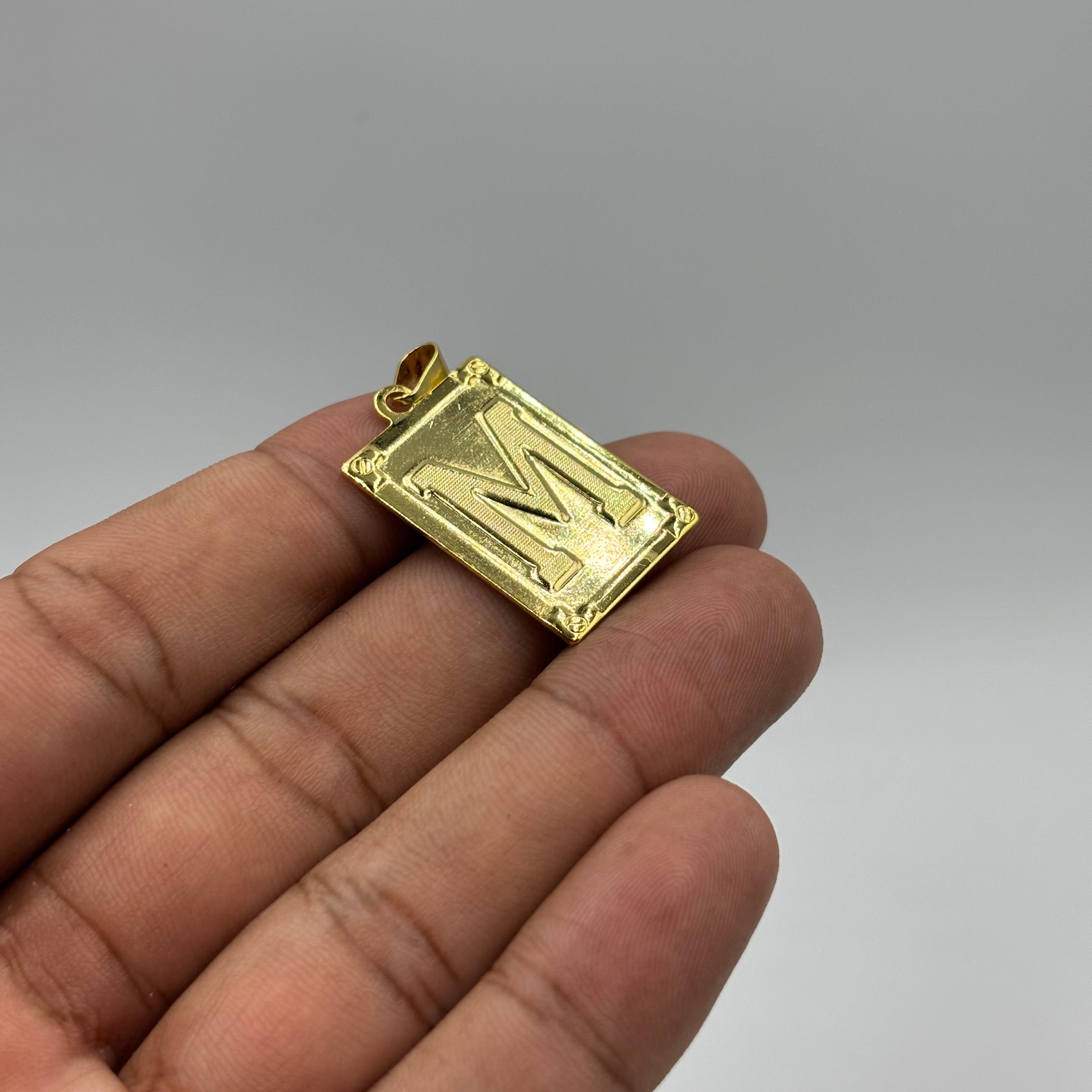 PINGENTE LETRA M NA CHAPA - BANHADO A OURO 18K