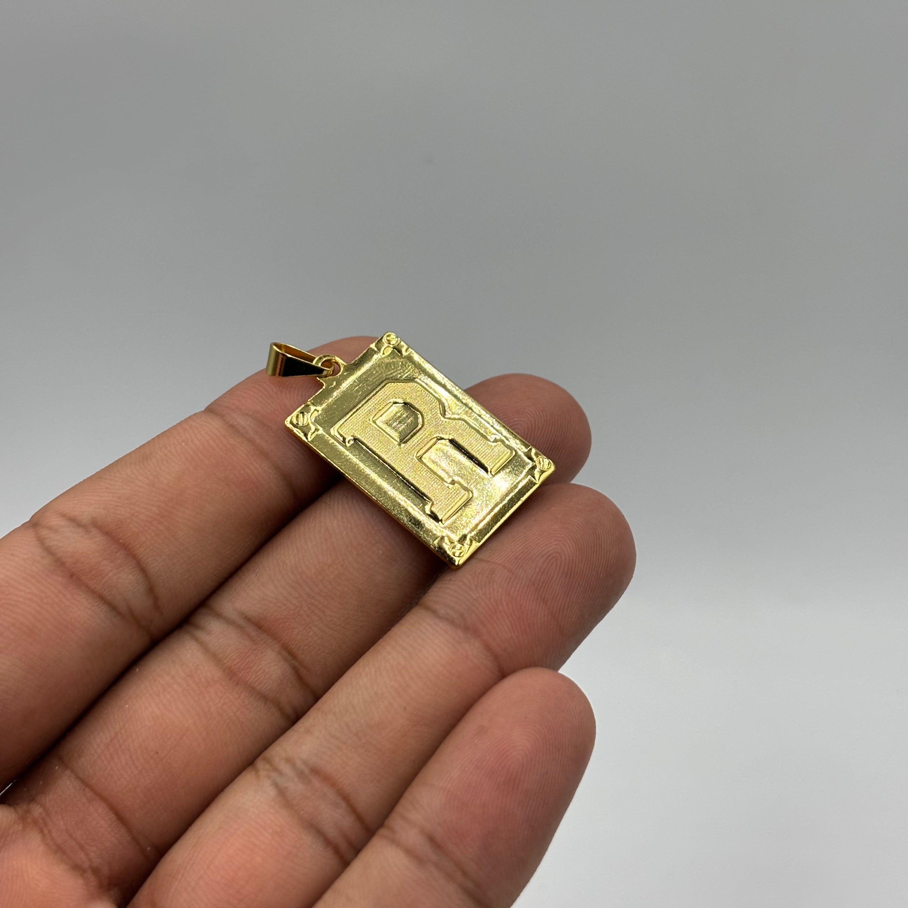 PINGENTE LETRA R NA CHAPA - BANHADO A OURO 18K