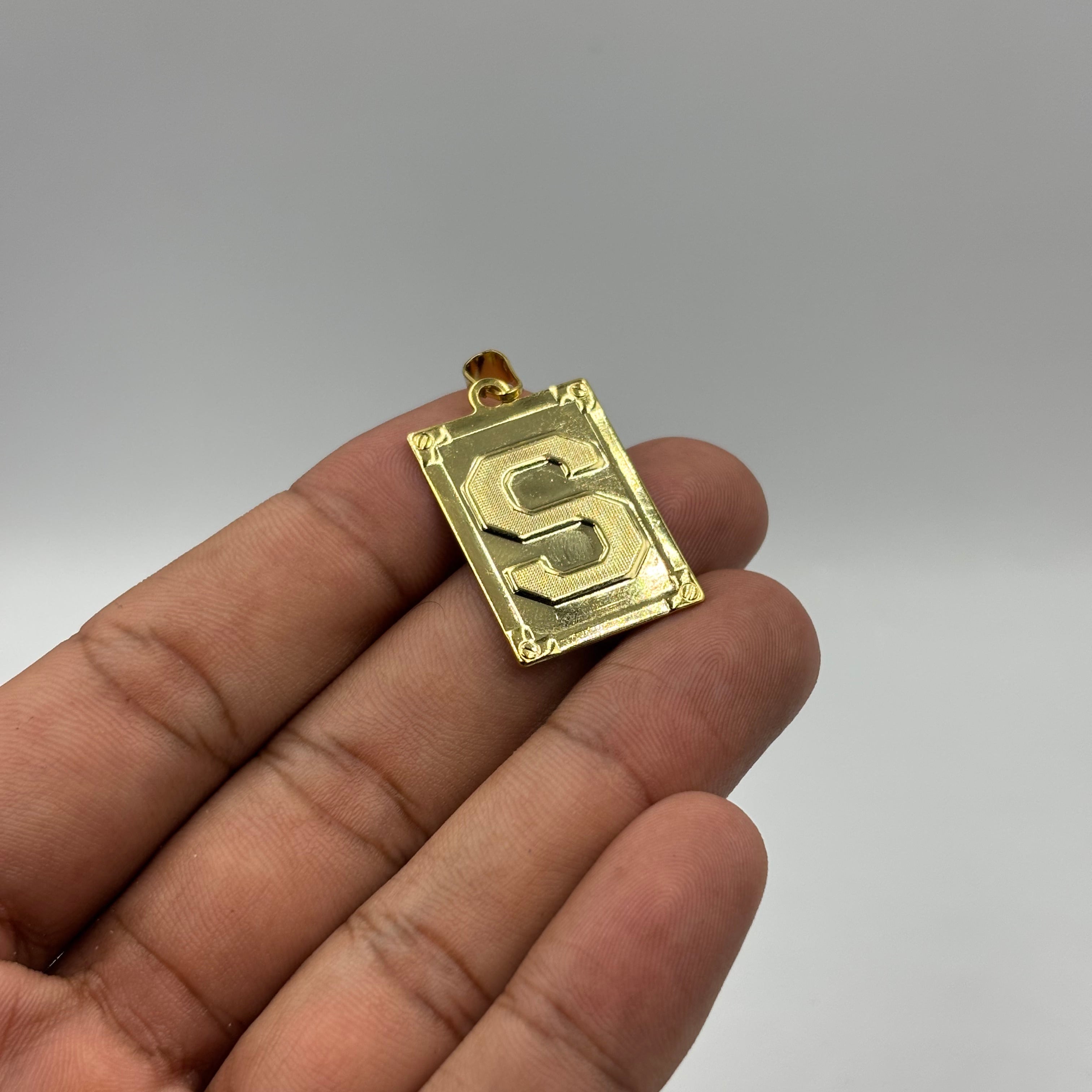 PINGENTE LETRA S NA CHAPA - BANHADO A OURO 18K