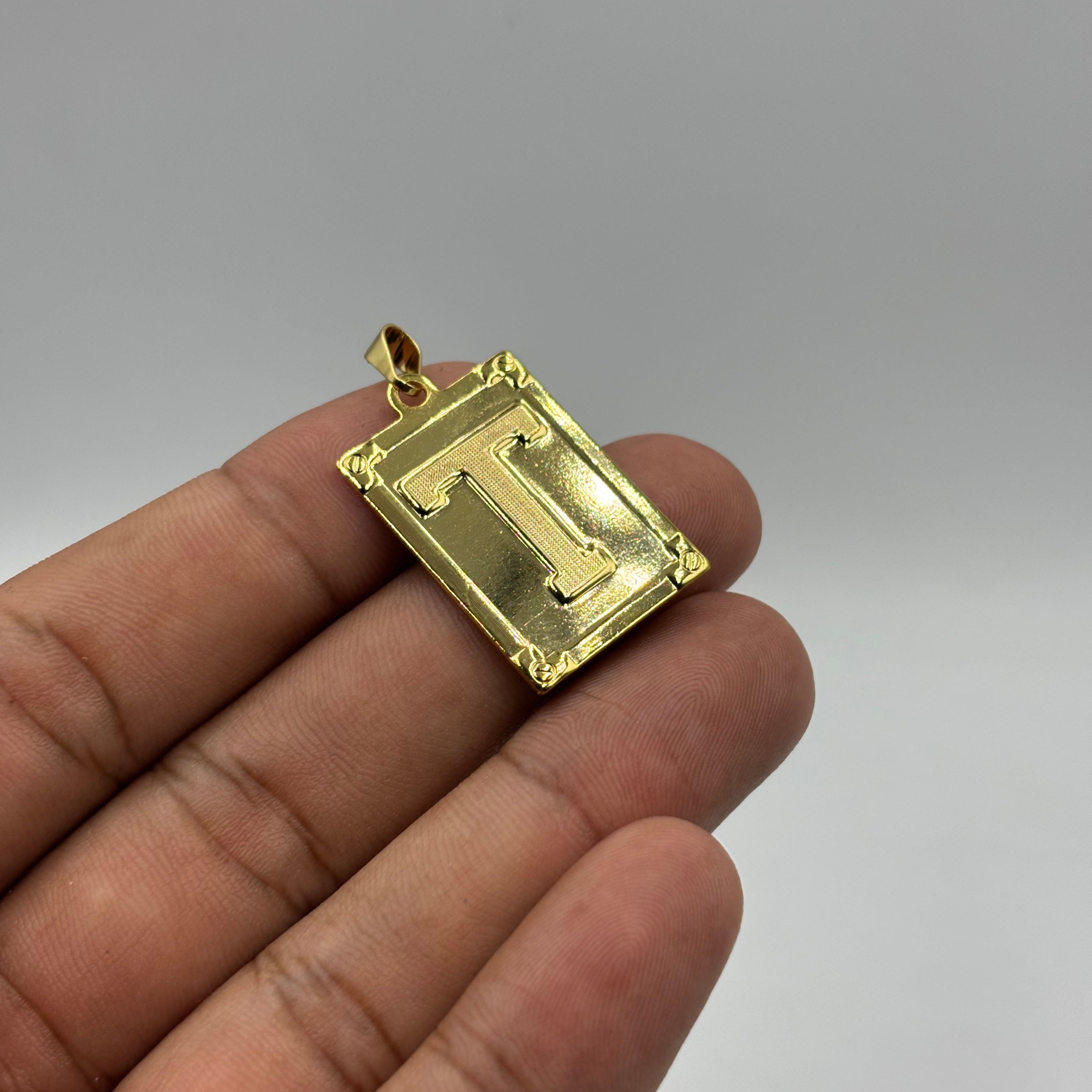 PINGENTE LETRA T NA CHAPA - BANHADO A OURO 18K