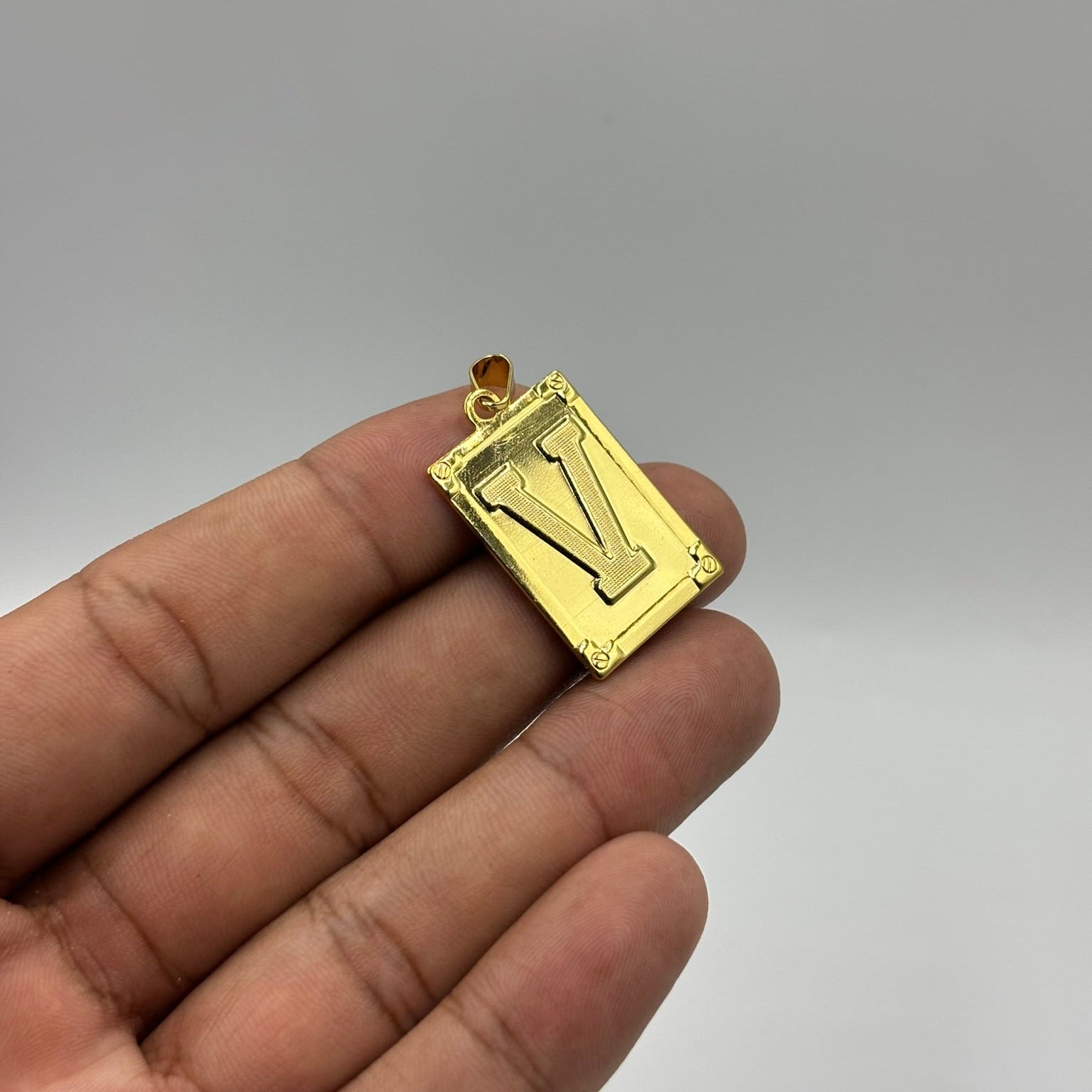 PINGENTE LETRA V NA CHAPA - BANHADO A OURO 18K