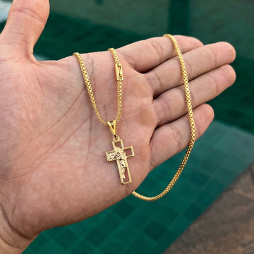 CORRENTE CADEADO DUPLO 3MM - 70CM (FECHO GAVETA) + PINGENTE CRUZ VAZADA COM ROSTO DE CRISTO (BANHADO A OURO 18K)