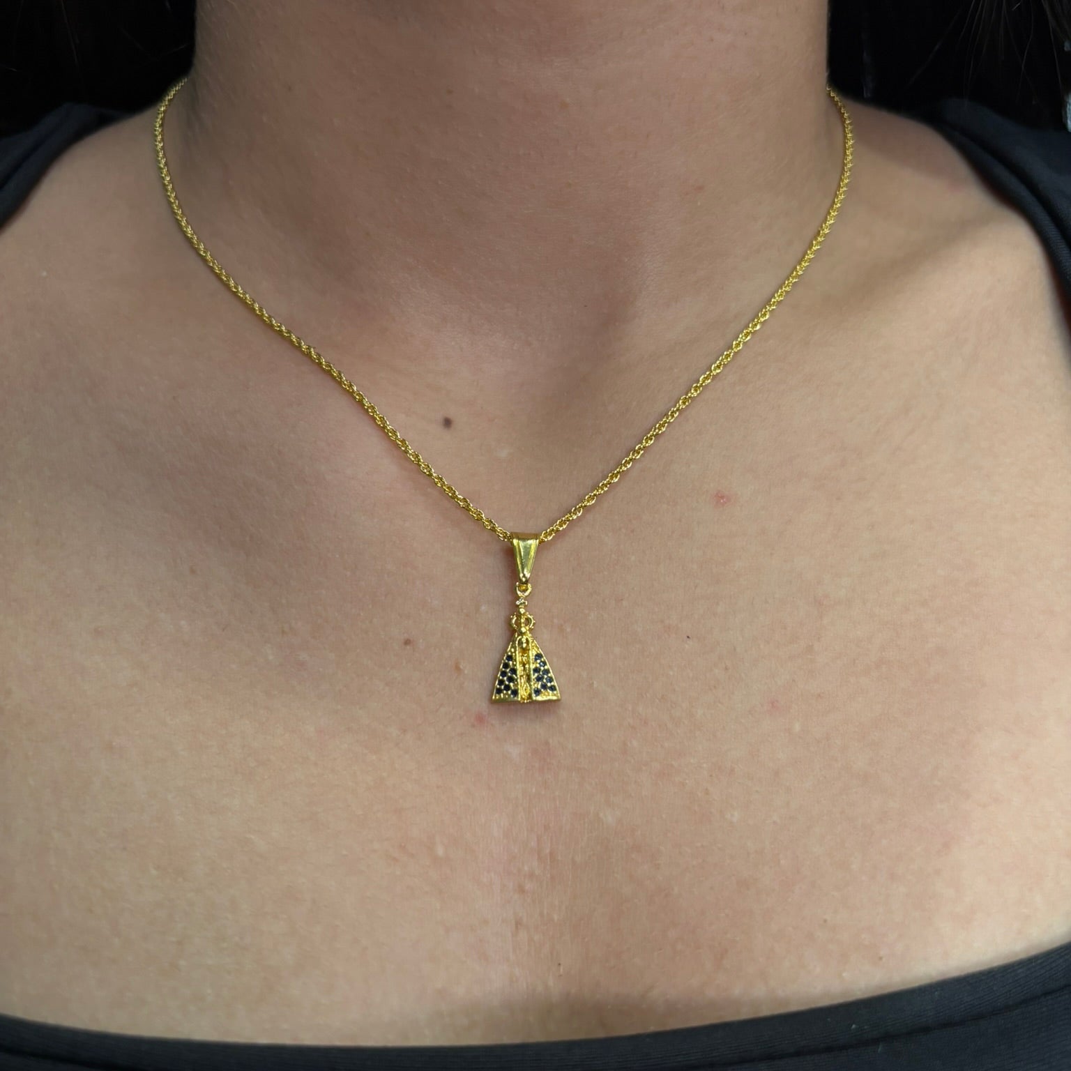CORRENTE ELO BAIANO 1,5MM - 45CM + PINGENTE NOSSA SENHORA CRAVEJADO PEQUENO - BANHADO A OURO 18K