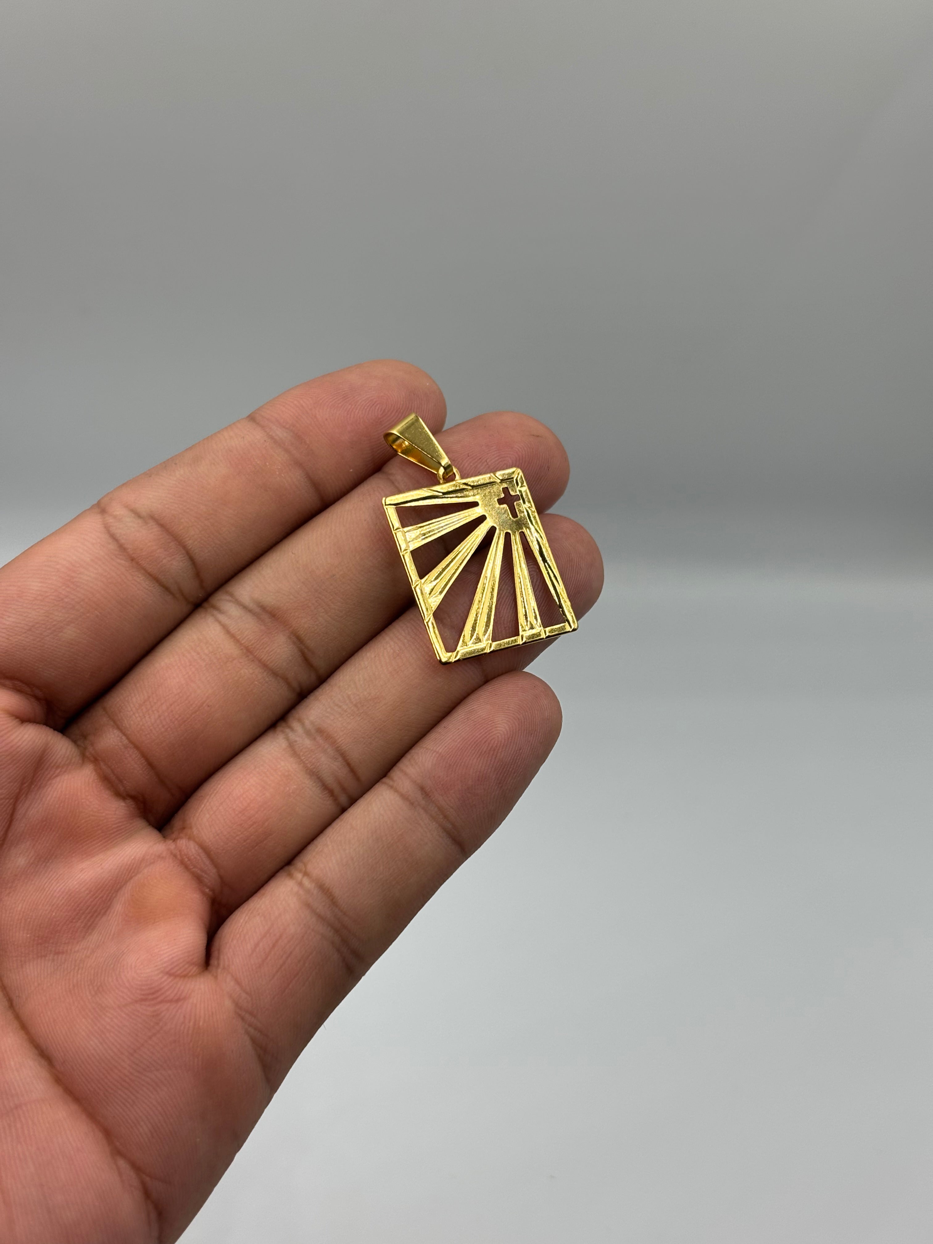 PINGENTE CRUZ NO HORIZONTE - BANHADO A OURO 18K