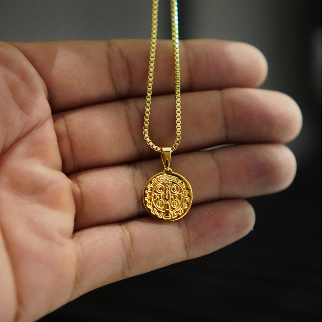 CORRENTE VENEZIANA 1,5MM - 70CM + PINGENTE MEDALHA DE SÃO BENTO P - BANHADO A OURO 18K
