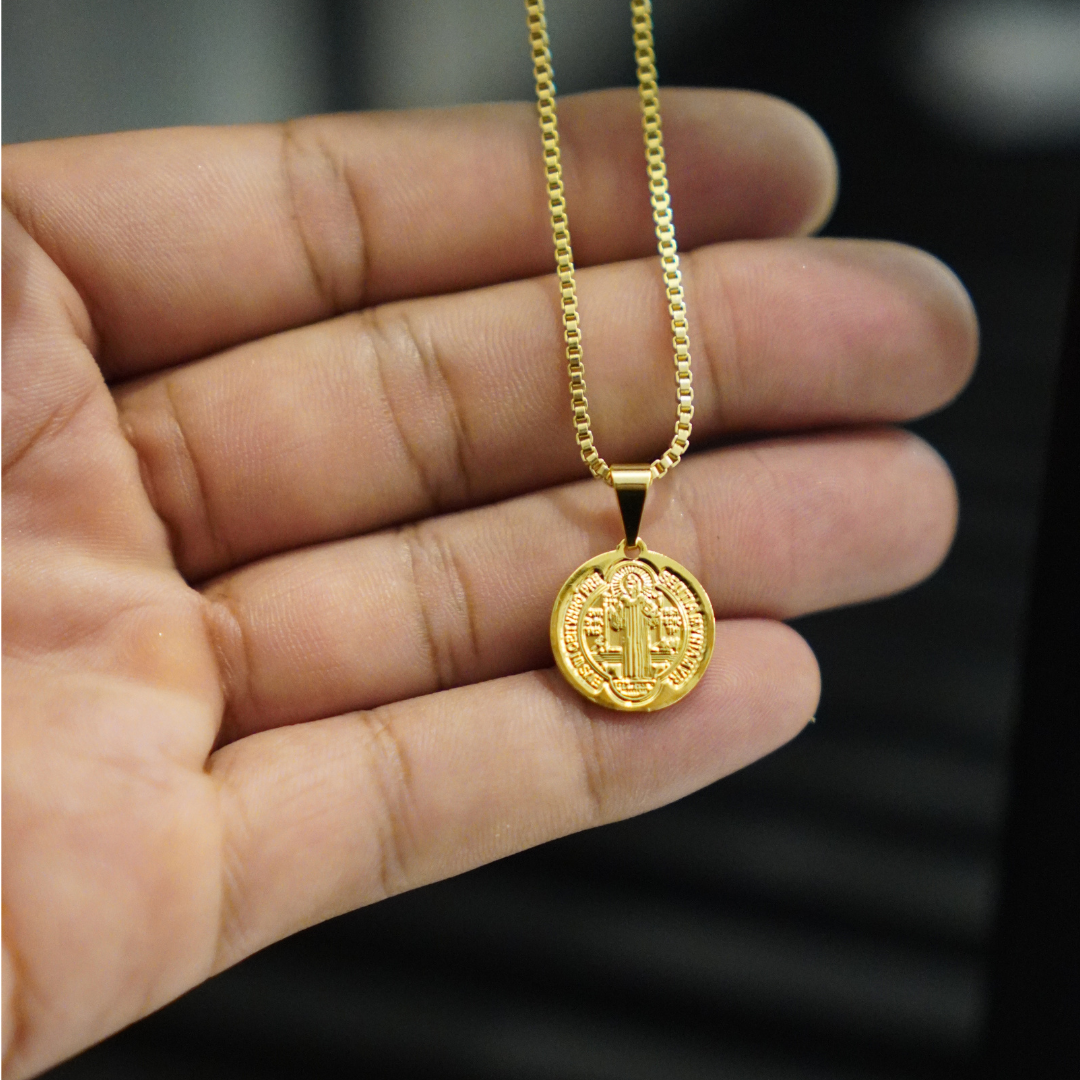 CORRENTE VENEZIANA 1,5MM - 70CM + PINGENTE MEDALHA DE SÃO BENTO P - BANHADO A OURO 18K