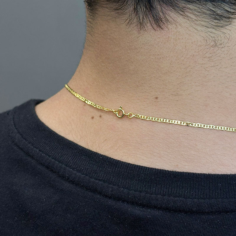 CORRENTE PIASTRINE 2MM - 70CM + PINGENTE CRUZ ENROLADA PEQUENA - BANHADO A OURO 18K