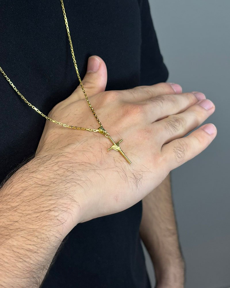 CORRENTE TIJOLINHO 1,5MM - 70CM + PINGENTE CRUZ ENROLADA PEQUENA - BANHADO A OURO 18K -