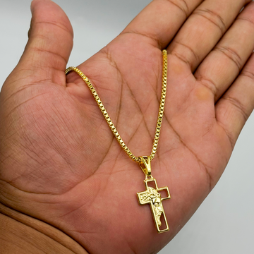 CORRENTE CUBINHO 2MM - 70CM + PINGENTE CRUZ VAZADA COM ROSTO DE CRISTO - BANHADO A OURO 18K
