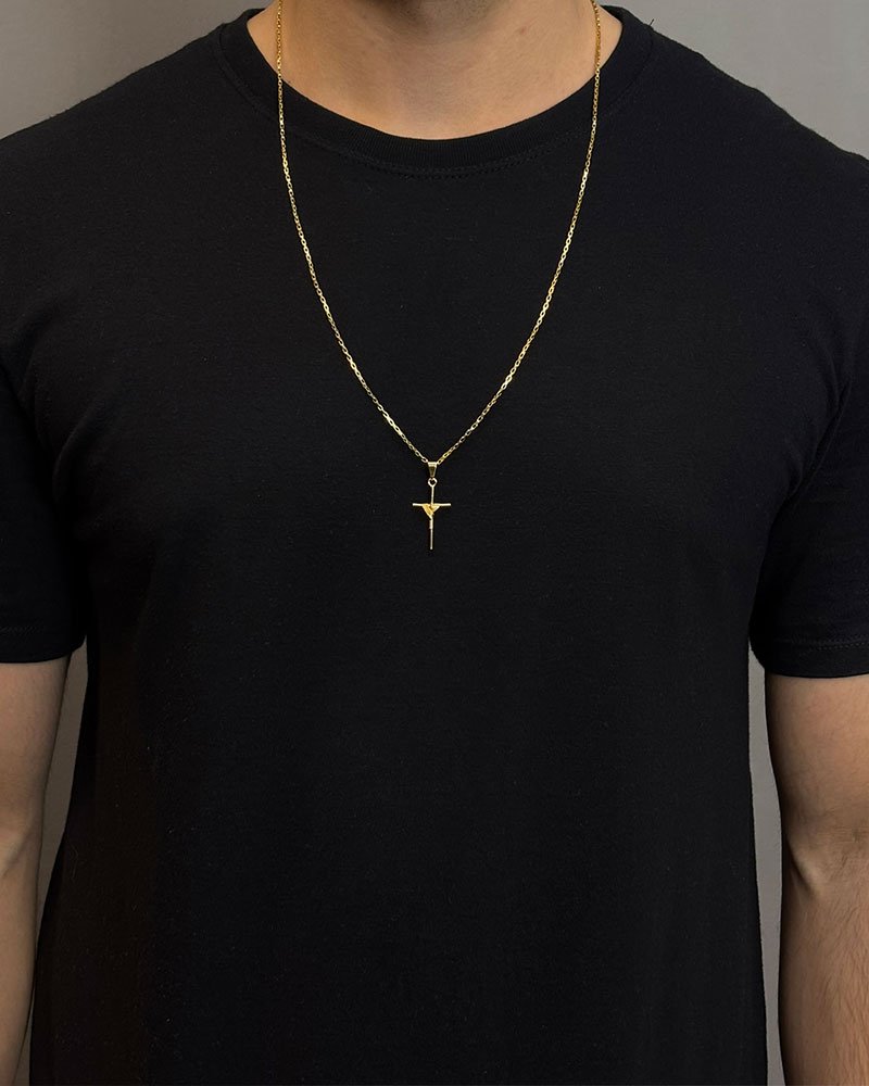 CORRENTE TIJOLINHO 1,5MM - 70CM + PINGENTE CRUZ ENROLADA PEQUENA - BANHADO A OURO 18K -