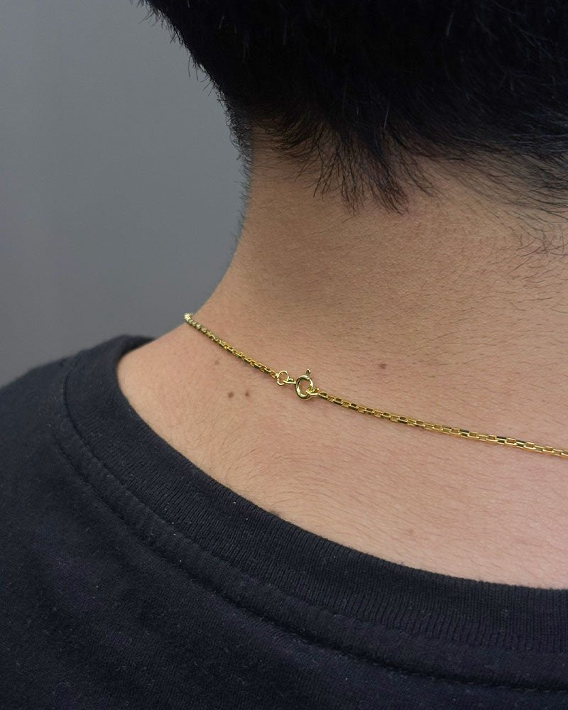 CORRENTE TIJOLINHO 1,5MM - 70CM + PINGENTE CRUZ ENROLADA PEQUENA - BANHADO A OURO 18K -