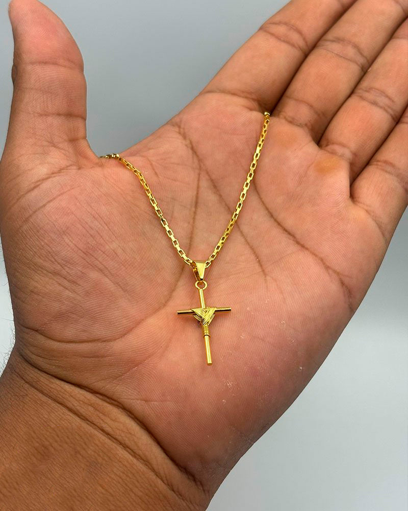 CORRENTE TIJOLINHO 1,5MM - 70CM + PINGENTE CRUZ ENROLADA PEQUENA - BANHADO A OURO 18K -