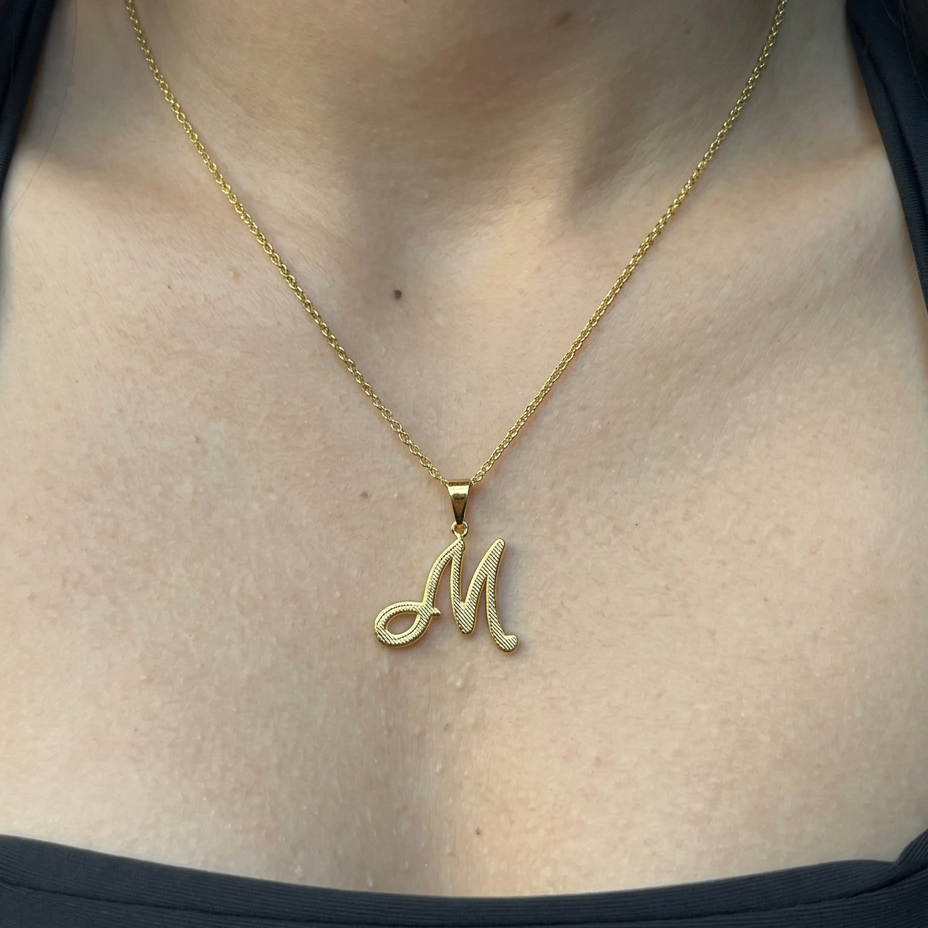 CORRENTE ELO PORTUGUÊS 2MM - 45CM + PINGENTE LETRA M VAZADA - BANHADO A OURO 18K