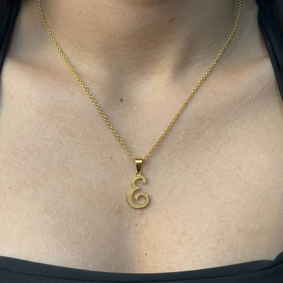 CORRENTE ELO PORTUGUÊS 2MM - 45CM + PINGENTE LETRA E VAZADA - BANHADO A OURO 18K