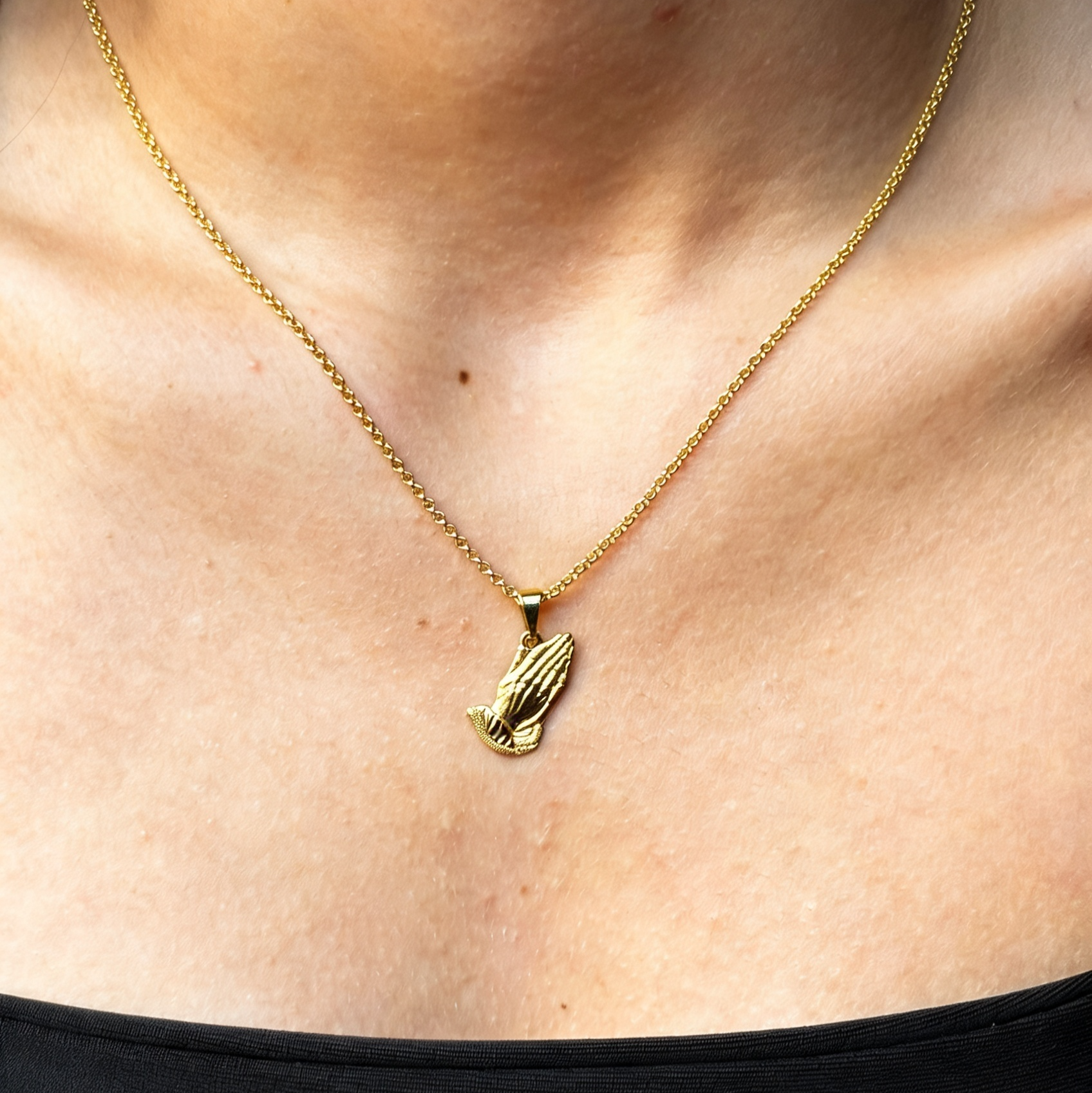 CORRENTE ELO PORTUGUÊS 2MM - 45CM + PINGENTE MÃOS DE FÉ CRAVEJADO (BANHADO A OURO 18K)