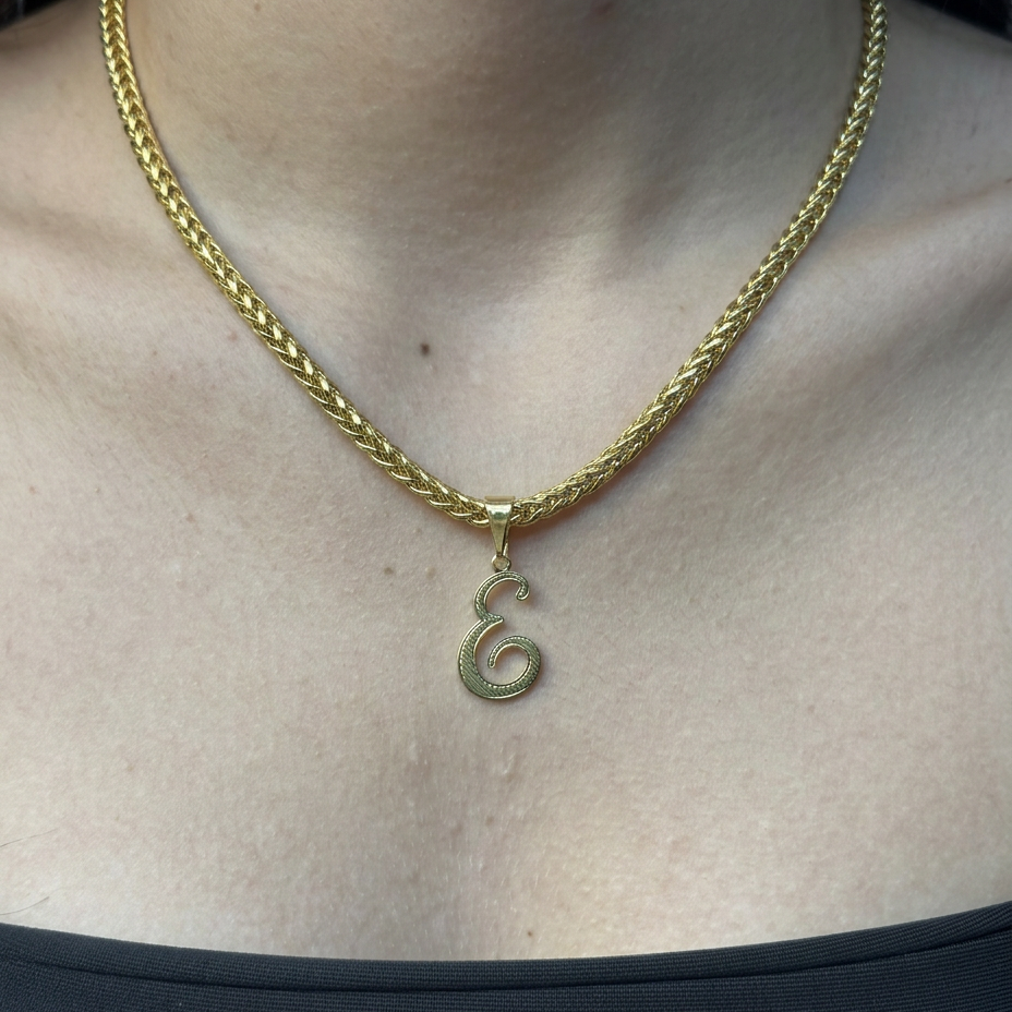 CORRENTE PERUANO 3MM - 45CM (FECHO BOMBA) + PINGENTE LETRA E VAZADA - BANHADO A OURO 18K