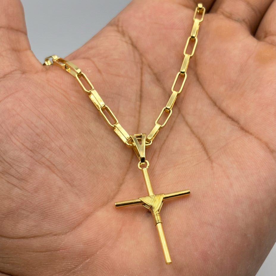 CORRENTE TIJOLINHO 4MM - 70CM (FECHO BOMBA) + PINGENTE CRUZ ENROLADA MÉDIA (BANHADO A OURO 18K)