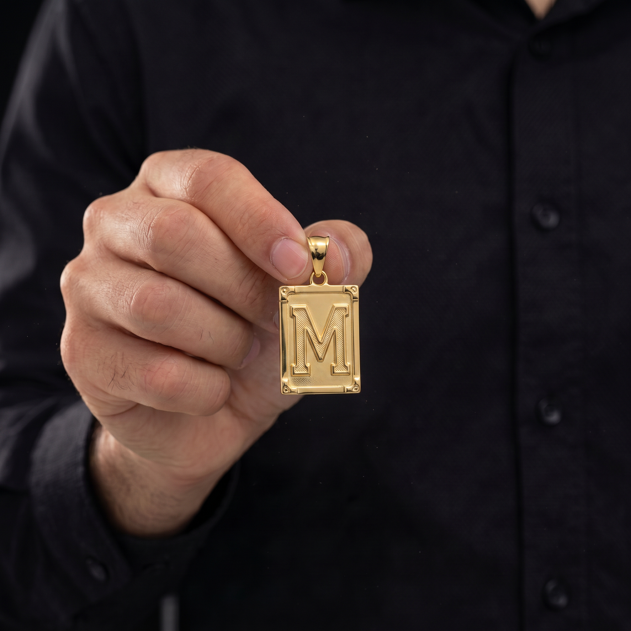 PINGENTE LETRA M NA CHAPA - BANHADO A OURO 18K